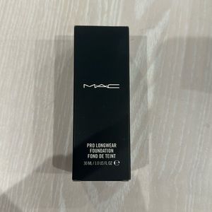 MAC Pro Longwear foundation - shade NW20